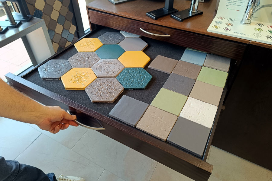 Ti guidiamo nella scelta dei materiali più adatti Ti guidiamo nella scelta dei materiali più adatti