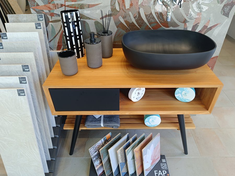 Alcuni articoli di arredo bagno disponibili nel nostro showroom