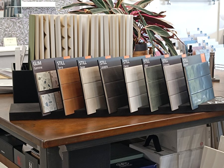 Alcuni rivestimenti disponibili nel nostro showroom