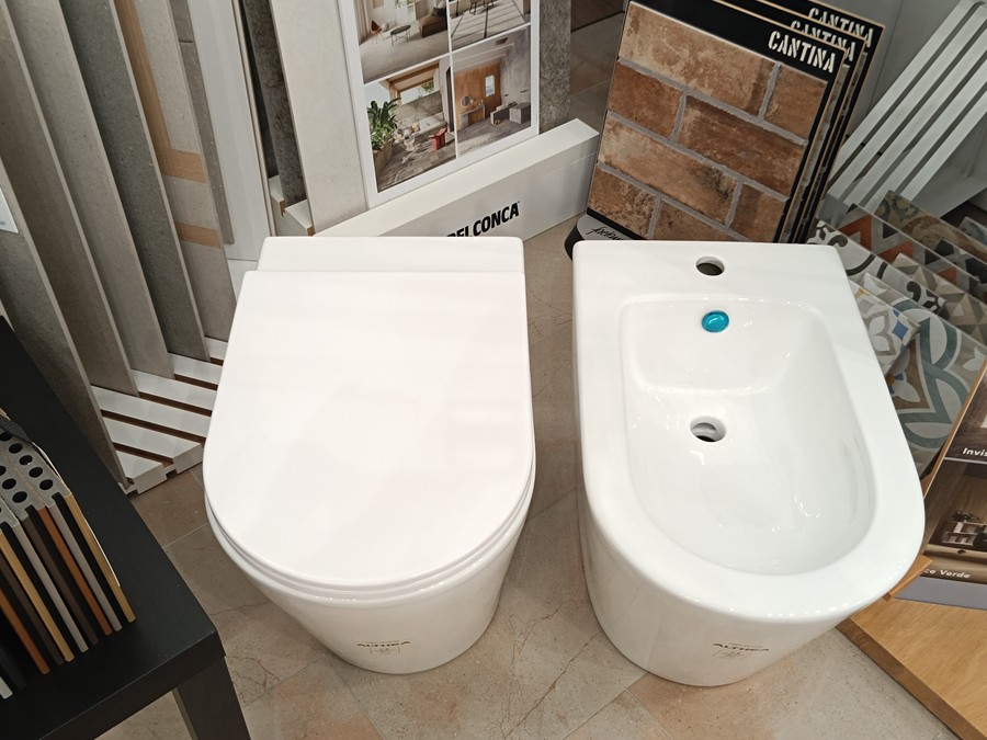 Alcuni sanitari disponibili nel nostro showroom