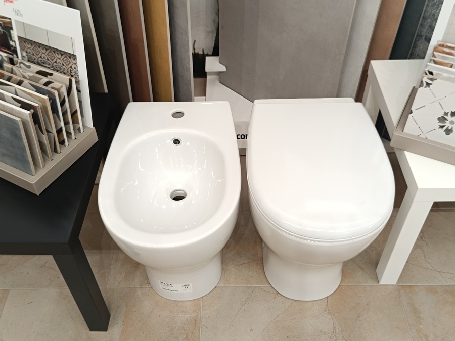 Alcuni sanitari disponibili nel nostro showroom
