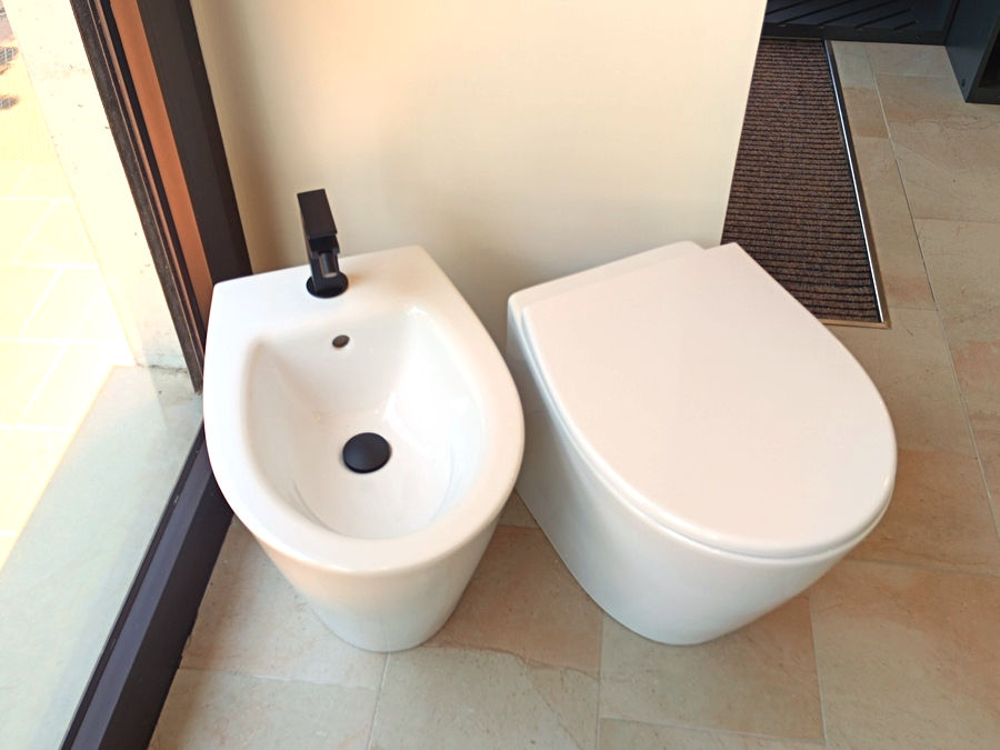 Alcuni sanitari disponibili nel nostro showroom